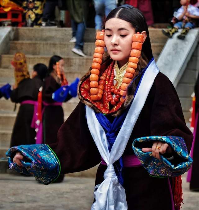 皮袍|富有感情色彩的藏族服饰，色彩丰富图案高雅，代表人们的勤劳坚韧