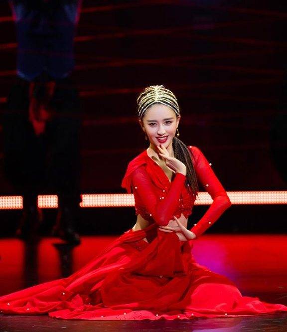 佟丽娅|佟丽娅离婚后脱胎换骨,跳舞舞姿超女团,穿红裙扎头饰变新疆美人