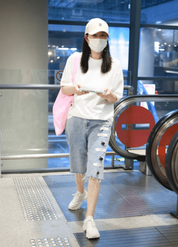 施粉黛|李小冉这气质无敌了，白T恤配牛仔裤，未施粉黛依旧美得清新脱俗