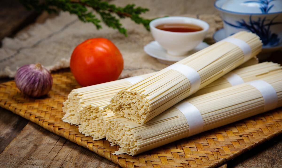 方法|煮面条,不要直接开水下锅,店老板给你支两招,面条爽滑又筋道