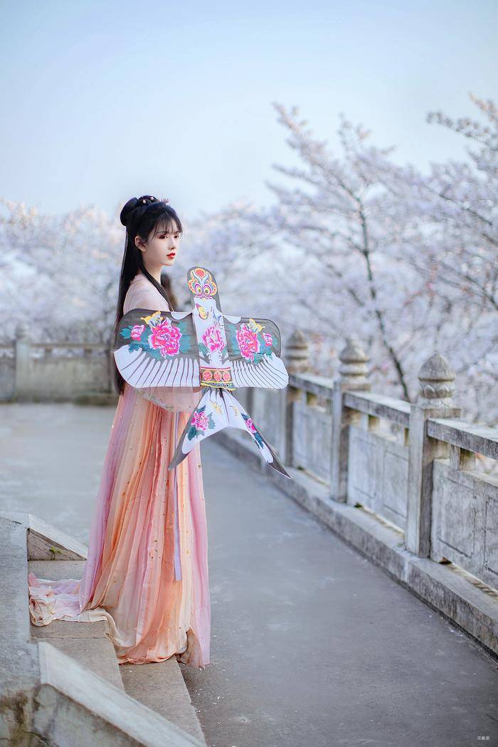 春风|男人们爱秋天还是爱秋天里穿汉服的美女?