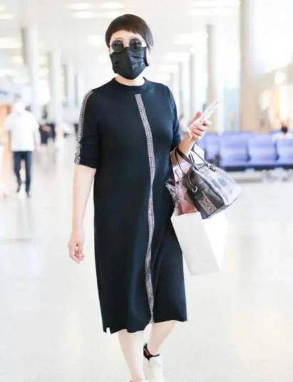 凯丽|张凯丽打扮真洋气，穿西装短裤背万元包，穿衣哪像58岁的人