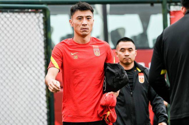 原创30岁才受重用,32岁退出国家队!李铁失去两大主力,12强赛恐悬了