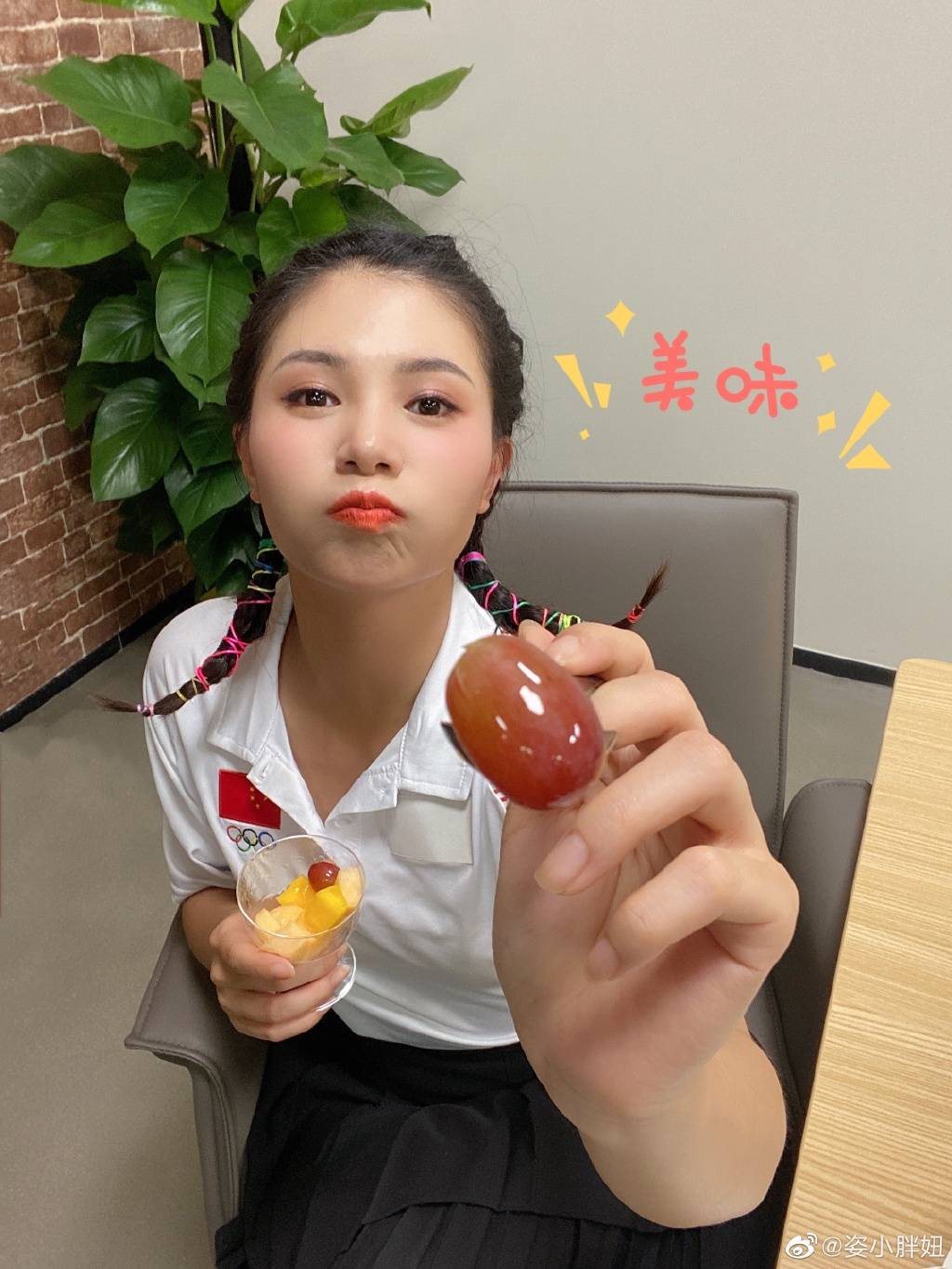 奥运冠军何姿坐在十米跳台上比心,生娃后"逆生长"美出新高度