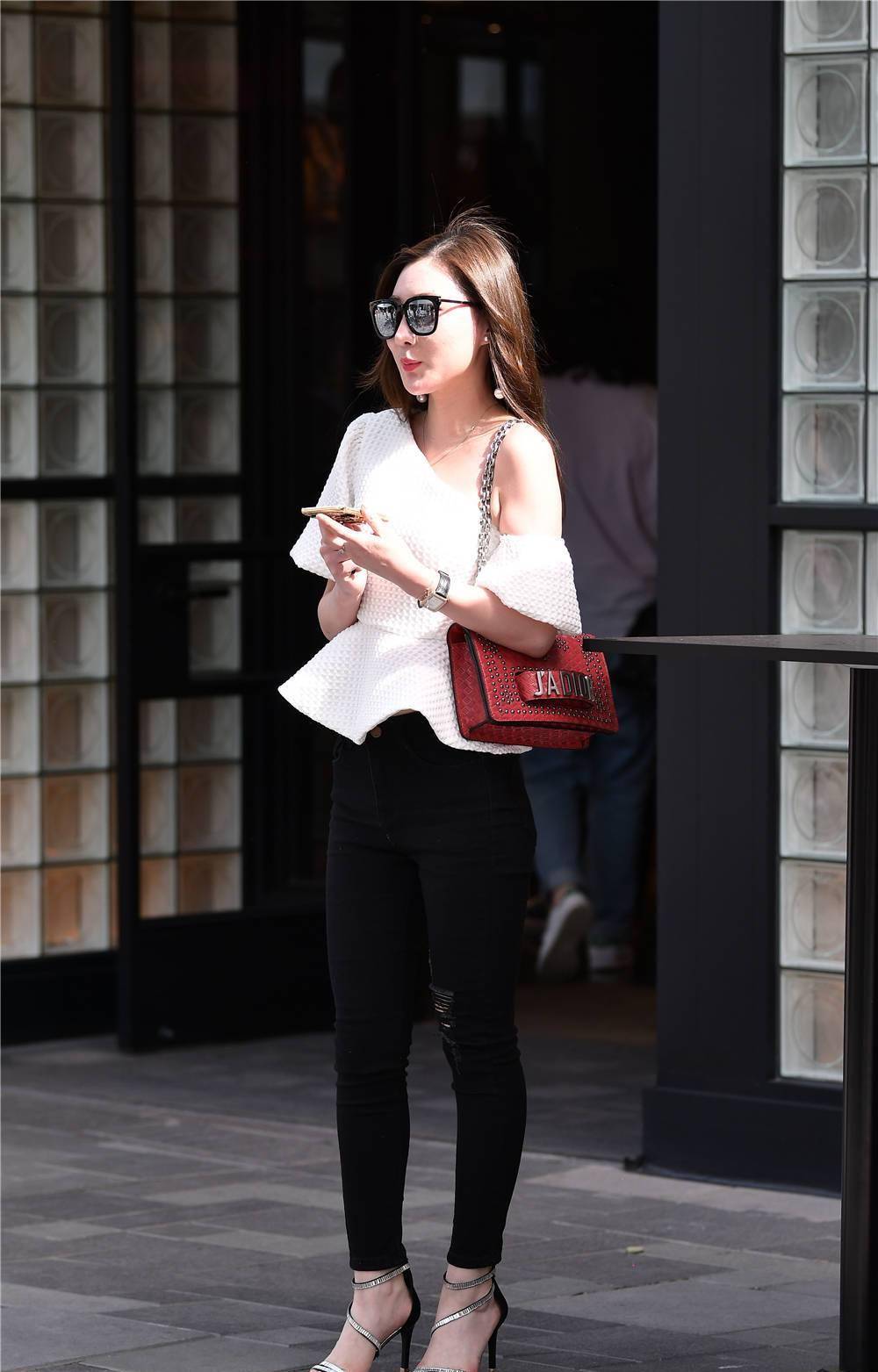 高跟鞋|黑色紧身牛仔裤,搭配细跟凉鞋,时髦百搭,还很洋气