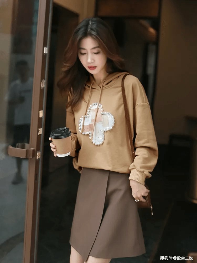 三七|穿衣搭配:秋天流行穿卫衣,遮肉显瘦还减龄
