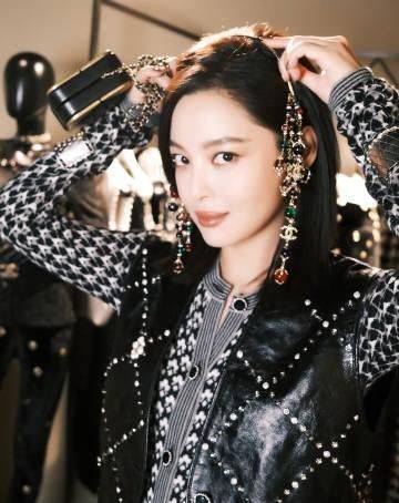 一身|辛芷蕾虽然不是传统的美女，但气场可真强，穿一身黑太帅气了