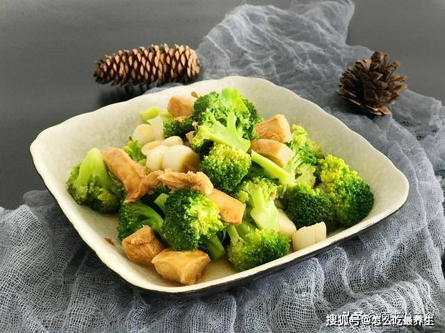 此菜含有天然叶酸 和肉一起炒 营养高 孕妇要常吃这菜 西兰花