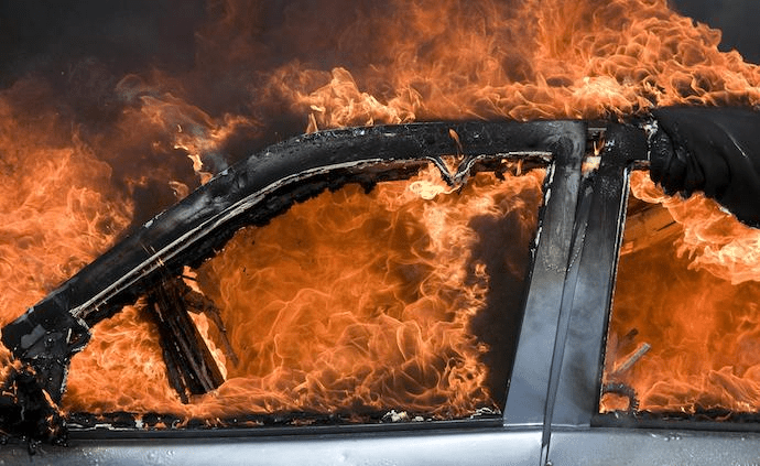 广州一特斯拉自燃殃及宝马7系报废特斯拉燃油车起火概率是电动汽车10