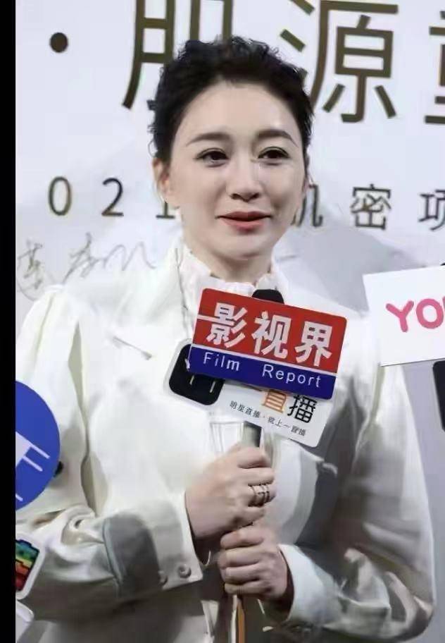 体型|44岁李小冉中年发福太严重！穿白西装肩宽体壮，瓜子脸变大圆脸