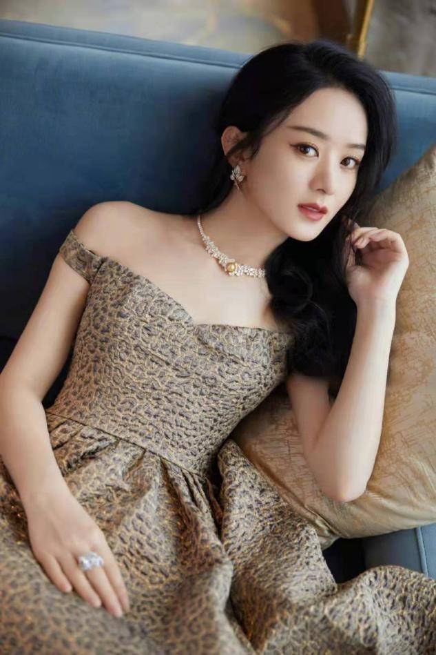 赵丽颖|赵丽颖罕见秀性感，瘦太狠礼服肩带直往下掉，海藻长发太有知性美！