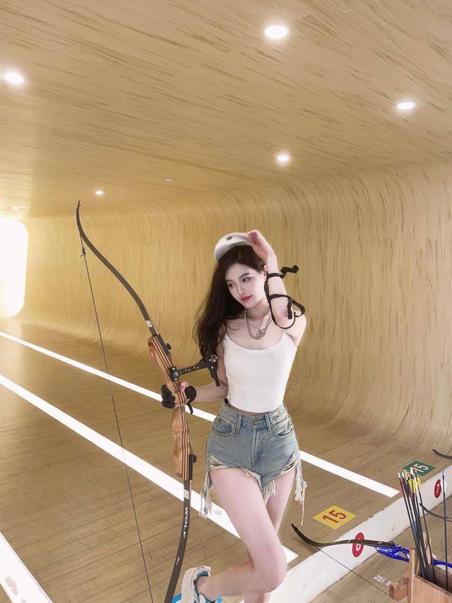 te|吊带背心上衣简洁又干练且又充满女人味