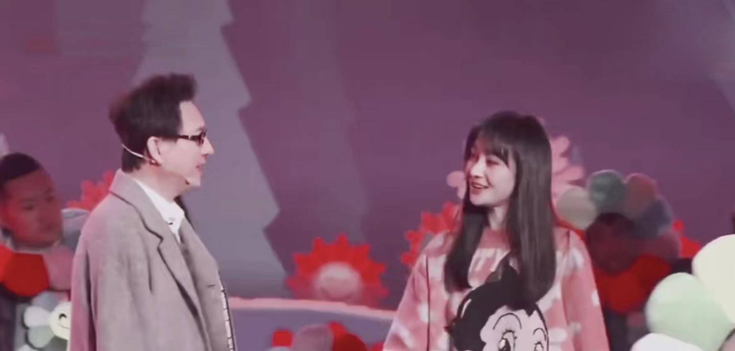 毛衣|郑爽一家三口首次夏晚彩排，穿2千毛衣C位出镜，爸妈面前变乖乖女