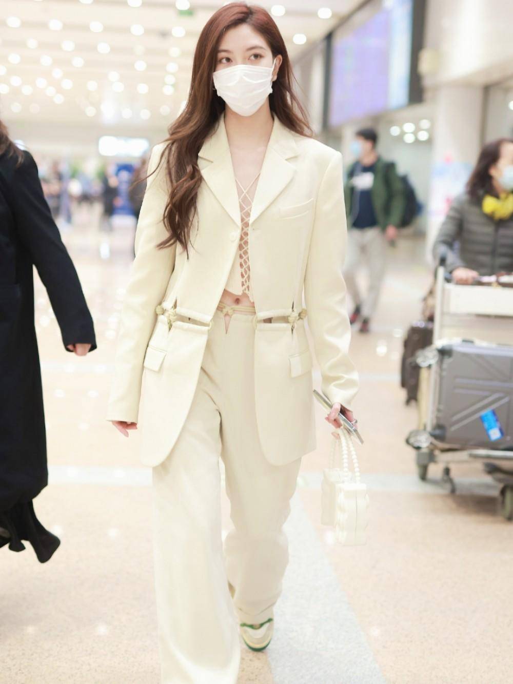 卫衣|宋妍霏的机场穿搭绝了，把西服穿出新了花样，美出新高度，超好看