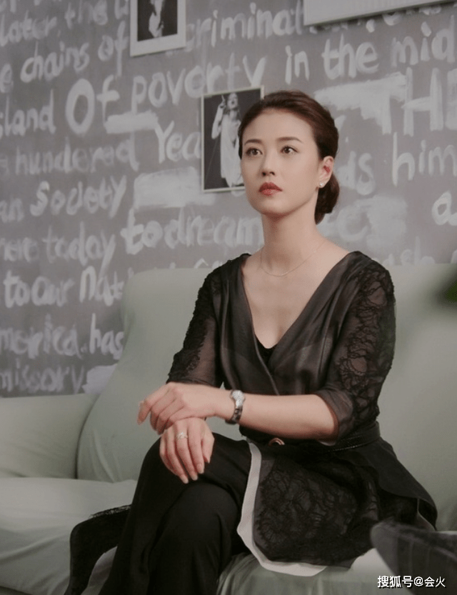 好身材|54岁周海媚商演被偷拍，穿深V长裙秀好身材，脖颈修长看不见颈纹