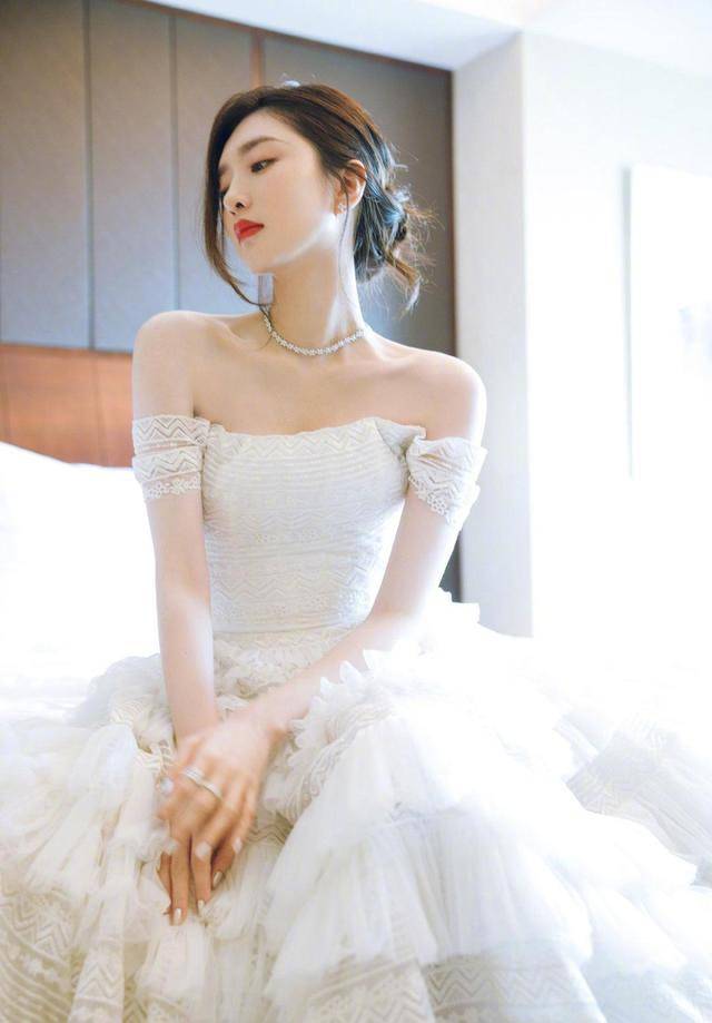 黑色|拾光盛典女明星人均一字露肩礼服,迪丽热巴再次脱颖而出!!