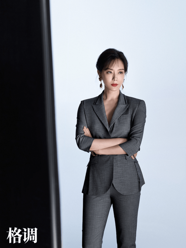 套装|这件真我西服套装究竟有什么魅力？陈数、邬君梅、胡静都在穿