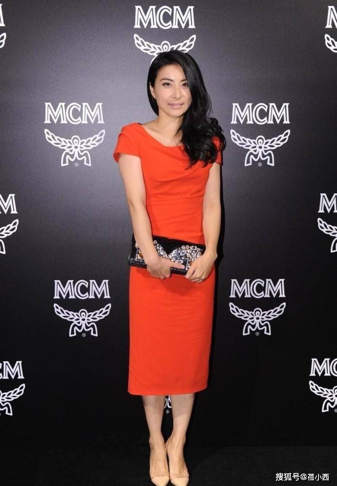 设计|有钱人穿衣更低调，郭晶晶穿印花衬衫配黑裤子，根本无需刻意装贵
