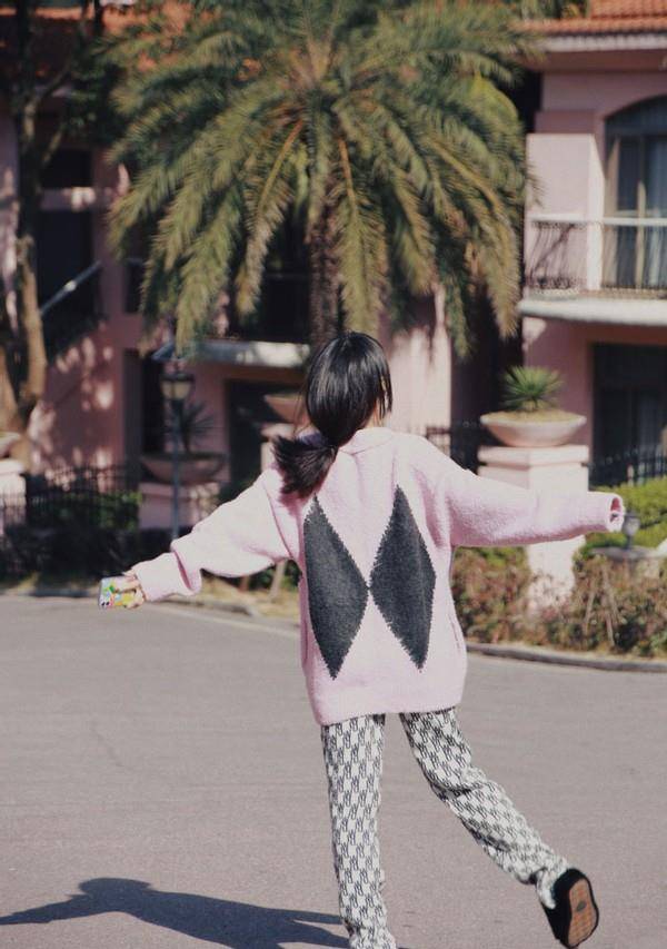 整体|李菲儿品味真不俗！穿奶奶衫配奶奶裤，看似老土，实则慵懒又高级