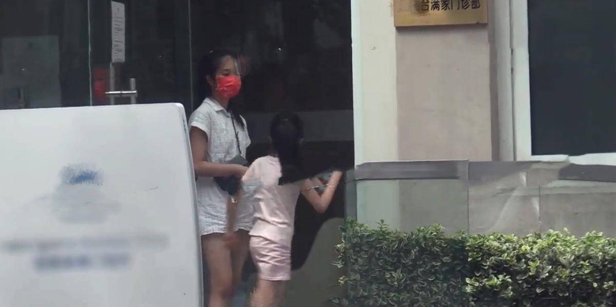 文章|马伊琍带女儿去医院！13岁爱马和妈妈一样高，妹妹沉迷斗舞好可爱