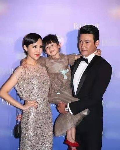 活动|晒陆毅一家三口合照，鲍蕾穿金色礼服裙亮相，比当红小花还美