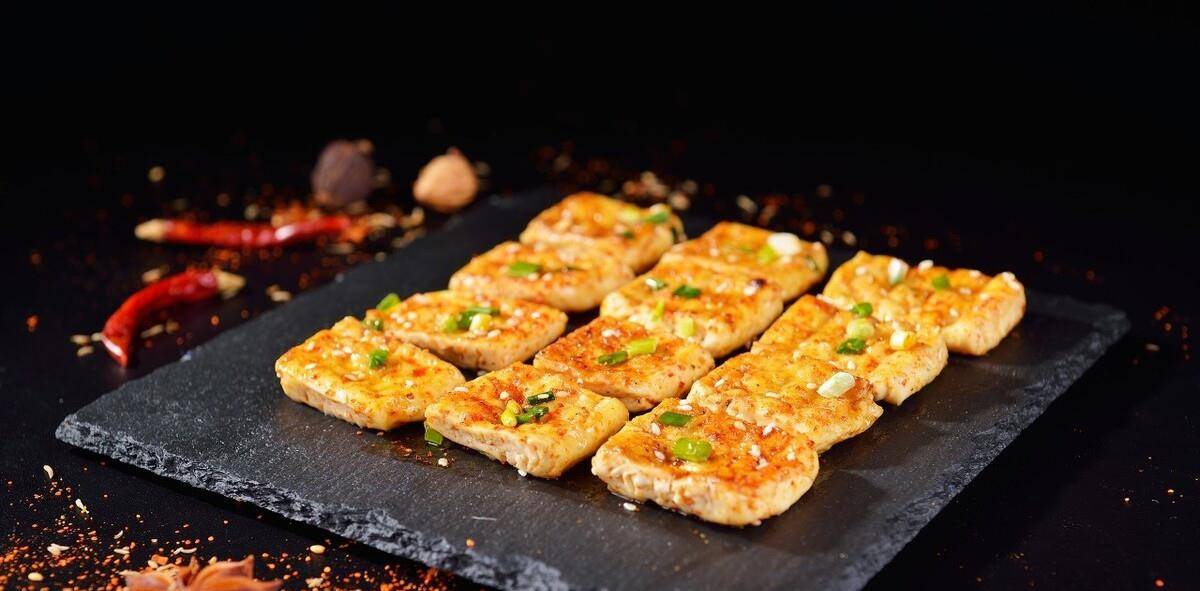 成小|在家自制香辣豆腐，味道好吃又下饭，更是可以当成小零食吃