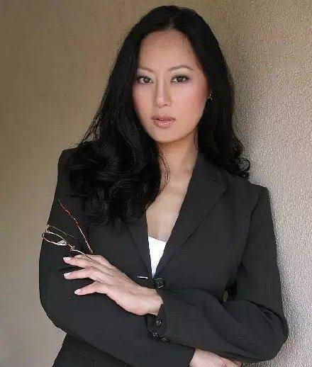 青春|章小蕙真是风情万种，V领薄纱长裙优雅温柔，高贵典雅好有女神范