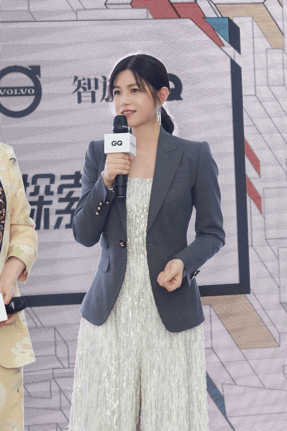 辣妈|陈妍希拥有“圆脸”优势，西服配连体裤亮相减龄时髦，辣妈圈最美