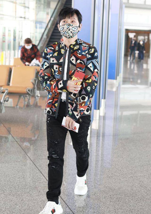 设计|陈志朋瘦了太显嫩！印花夹克配白T恤清爽减龄，中年男人都该学学