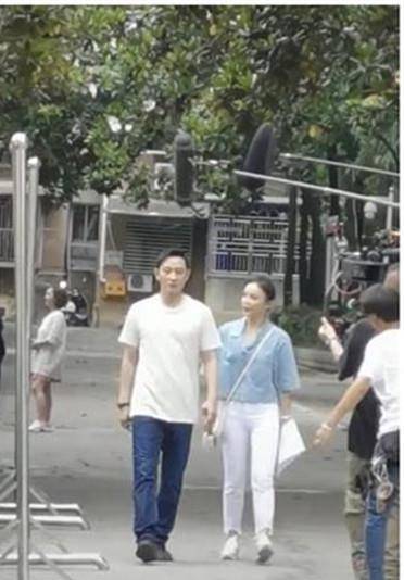 身材|39岁罗晋新剧路透照，穿T恤牛仔裤胖到认不出，生图大肚腩成焦点