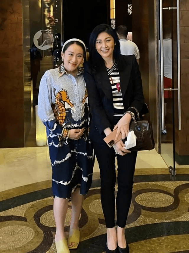 饱和度|英拉一家10口为侄女庆生，哥哥祖孙三代齐亮相，一家人穿成暴发户