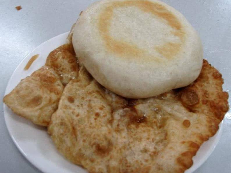 因为|老北京人早餐爱吃“一套”,烧饼夹油饼,配碗豆腐脑还不到10元