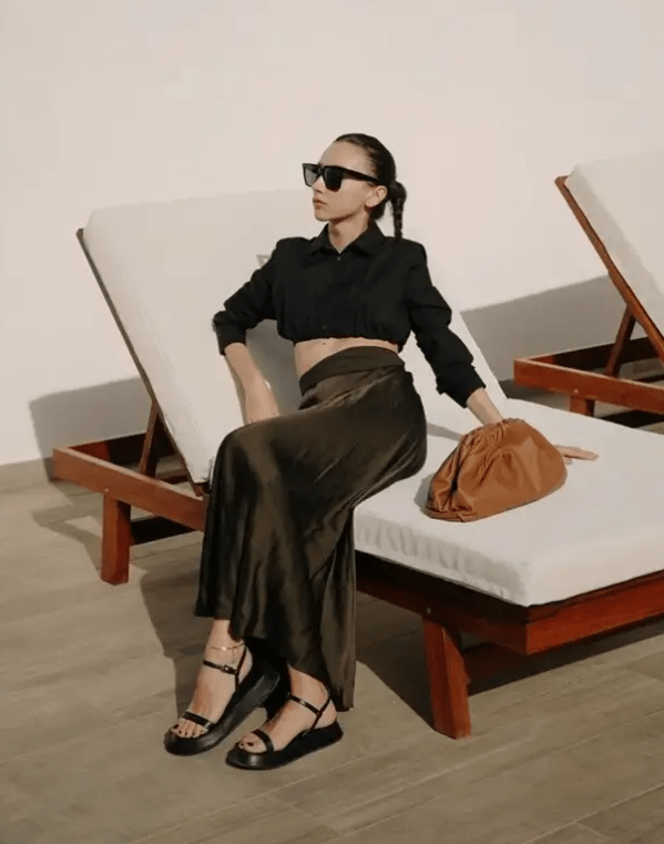 周冬雨|周冬雨和关晓彤撞衫同款拉链裙，穿出了小个子优势，完全不输气场