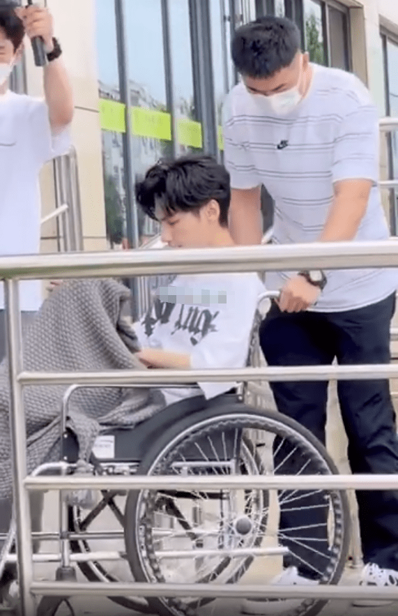 罗云熙拍戏受伤,被拍到坐轮椅下班,粉丝心疼不已!_因为