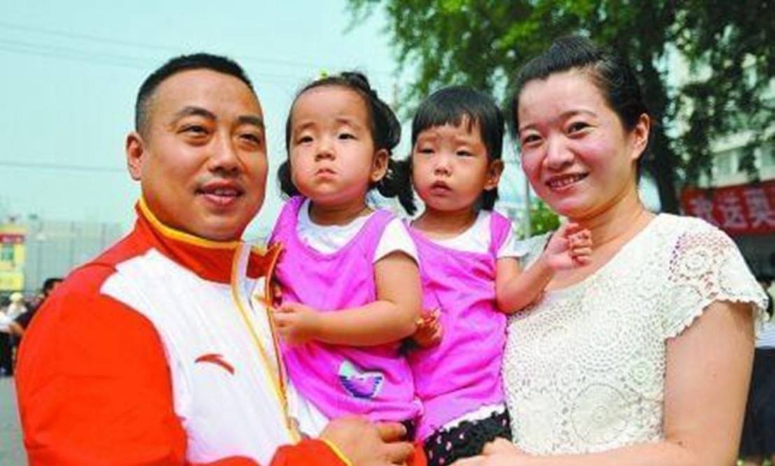 刘国梁庆结婚15周年晒旧照表白董事长老婆双胞胎女儿颜值逆袭