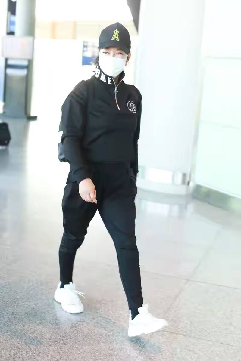 感觉|刘晓庆终于肯服老，不再掩饰脸上皱纹，72岁样子很真实但不自然！