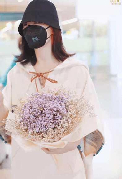 卫衣|快乐家族合体!谢娜扎脏辫高调复工心情大好,赵丽颖甘当绿叶超暖