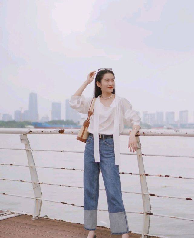 女生|秋季穿搭可以选择休闲款,简单基础的服装款式,也能诠释女性的美