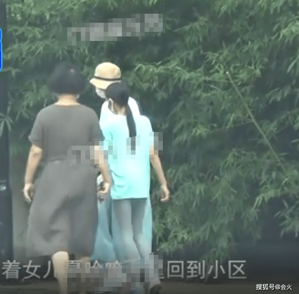 作业|袁泉辅导11岁女儿写作业，全程托腮注视有耐心，全身无名牌接地气