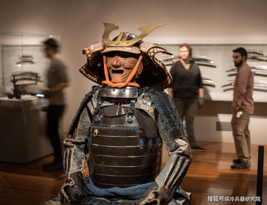 采用了锁子甲笼手但臂部和两肋外侧绝大多数防御面积依旧由织物甲