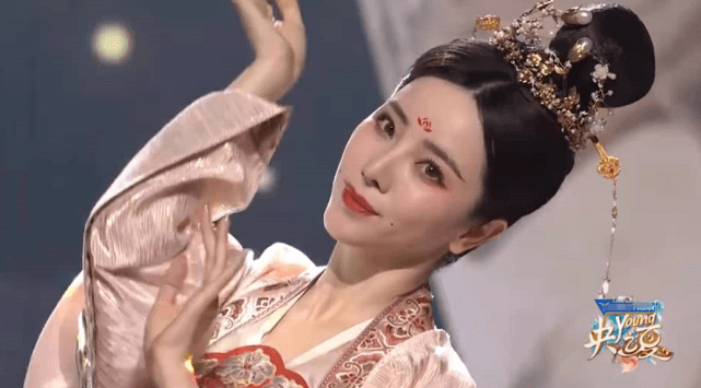 李思思|李思思不愧是央视一姐!穿唐风汉服大秀一字马,气质完全不输董卿