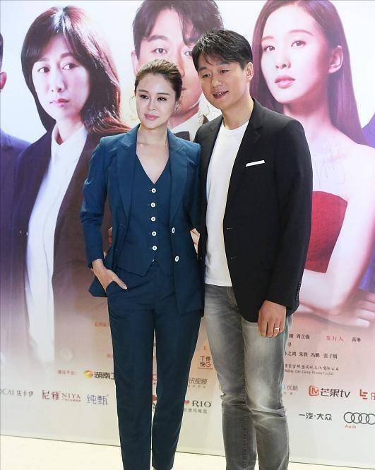 连体|关悦好大胆，穿红裙显迷人风情，身材好太吸引人，真给佟大为长脸