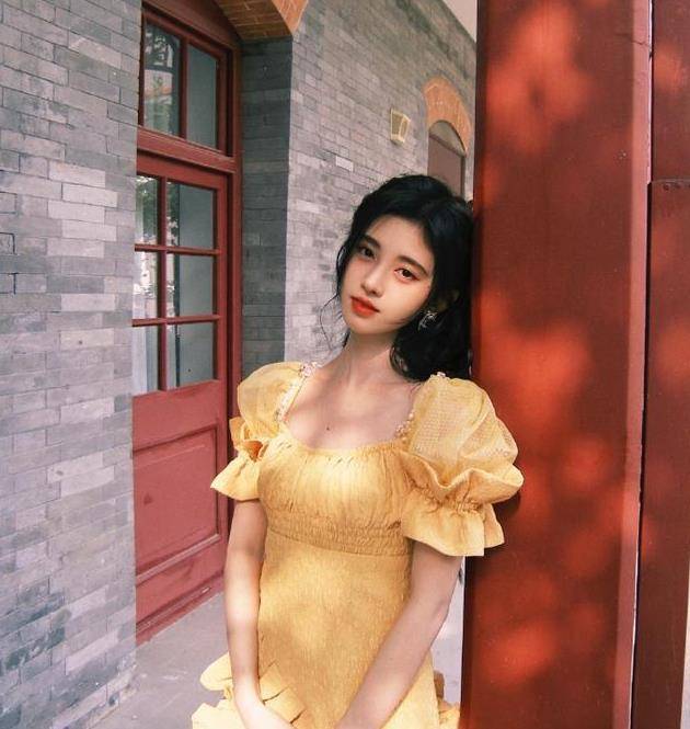 鞠婧祎|鞠婧祎穿方领裙也太美了，腿长显得有1.2米，身材比超模还要好