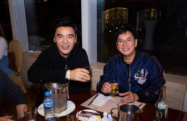 钟镇涛晒合照为谭咏麟庆生两人笑容满面心情愉悦