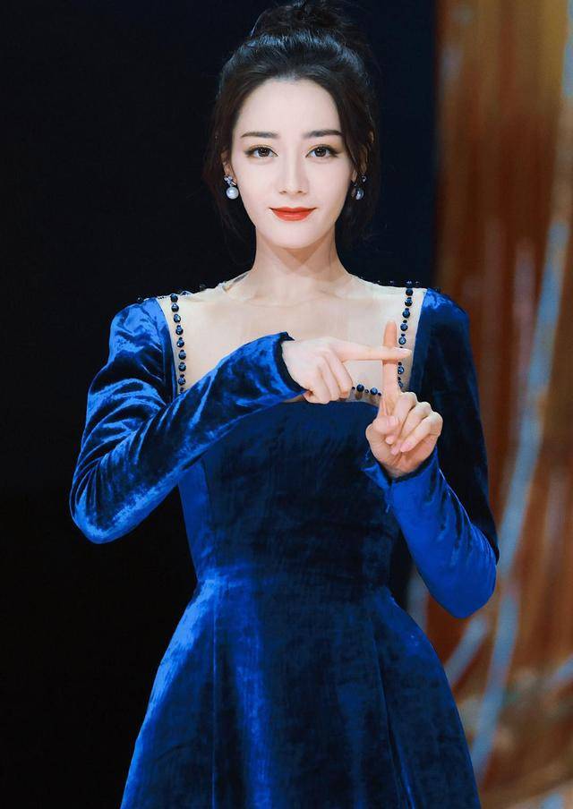 黑色|拾光盛典女明星人均一字露肩礼服,迪丽热巴再次脱颖而出!!