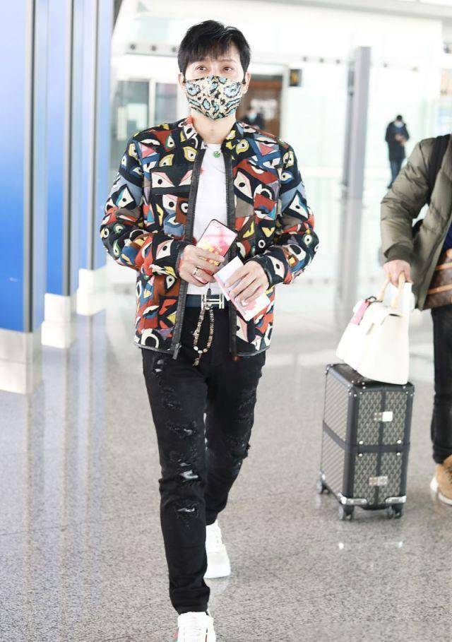 设计|陈志朋瘦了太显嫩！印花夹克配白T恤清爽减龄，中年男人都该学学