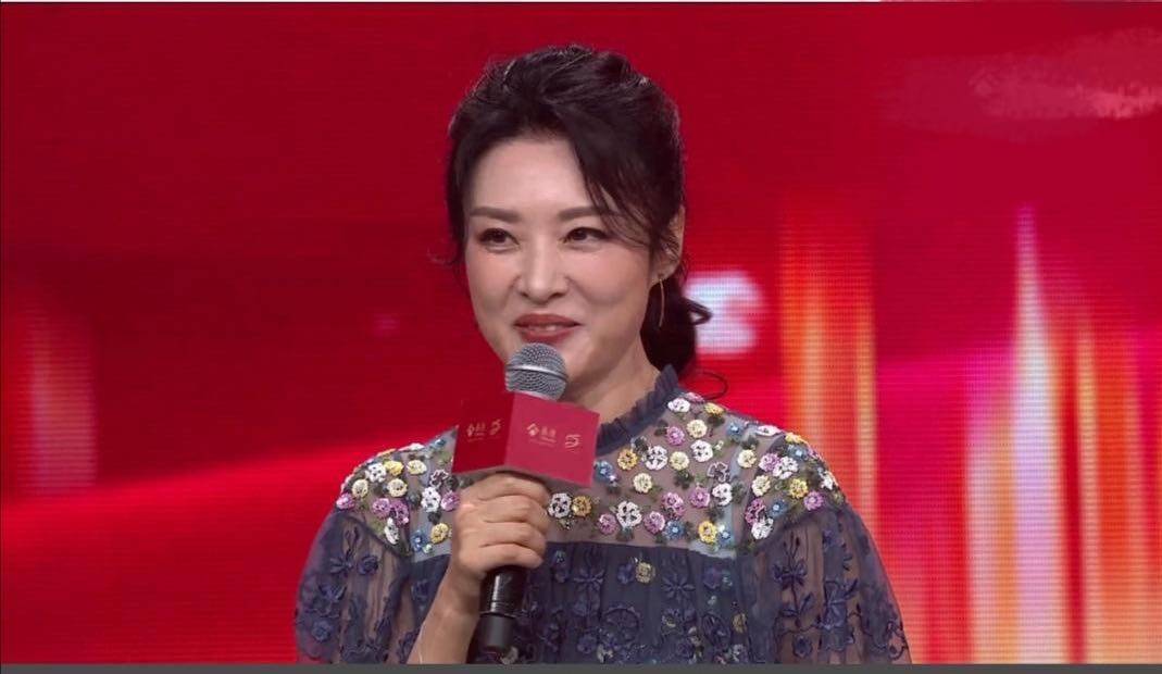 都美|周涛给企业庆典主持,53岁气质居然这么好,不装嫩有老人的优雅!