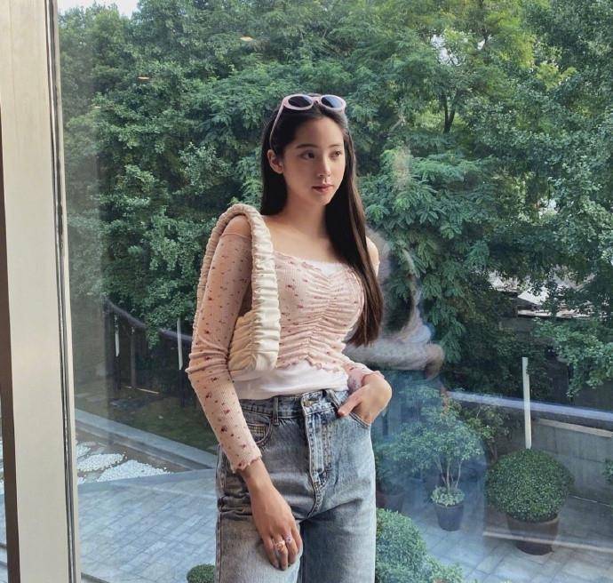 欧阳娜娜惊艳身材造型 8c1b08bdf2bb49bc9ce147123662dc93.jpeg