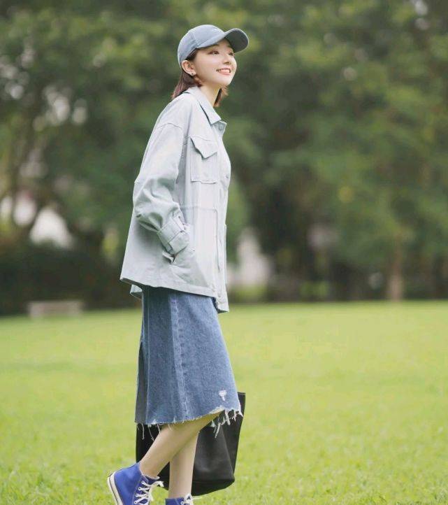 女生|秋季穿搭可以选择休闲款，简单基础的服装款式，也能诠释女性的美