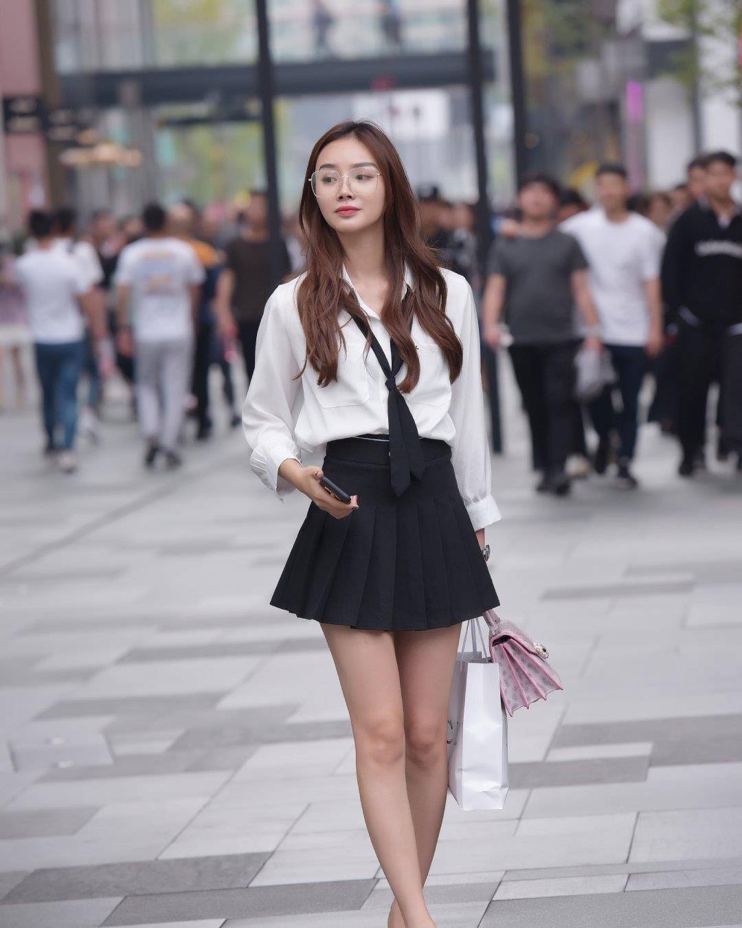 身姿|丝绸衬衣裙与百褶裙大PK，谁能更彰显女性迷人身姿，显瘦还洋气